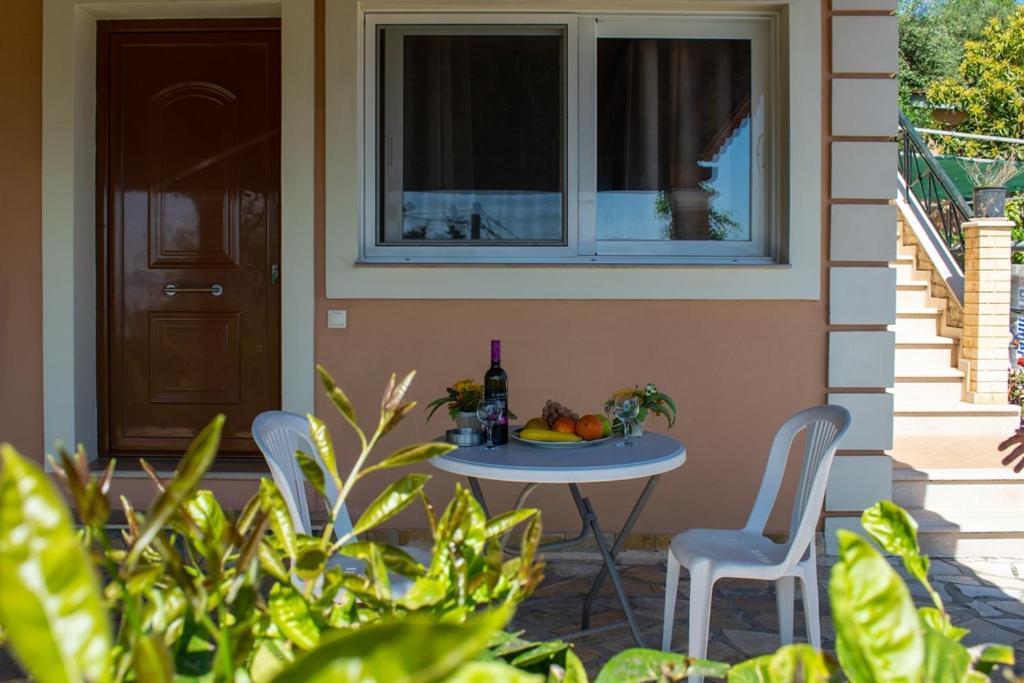 Takis & Eirini Family Apartments Perama  Luaran gambar