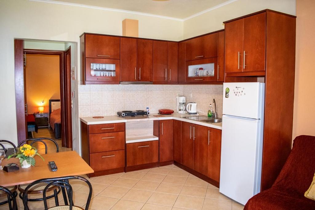 Takis & Eirini Family Apartments Perama  Luaran gambar